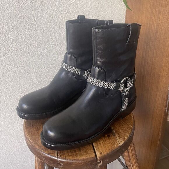 Karl Lagerfeld Paris Black Leather Vernet Motorcycle Boots Chain Size 8.5 - Picture 2 of 11